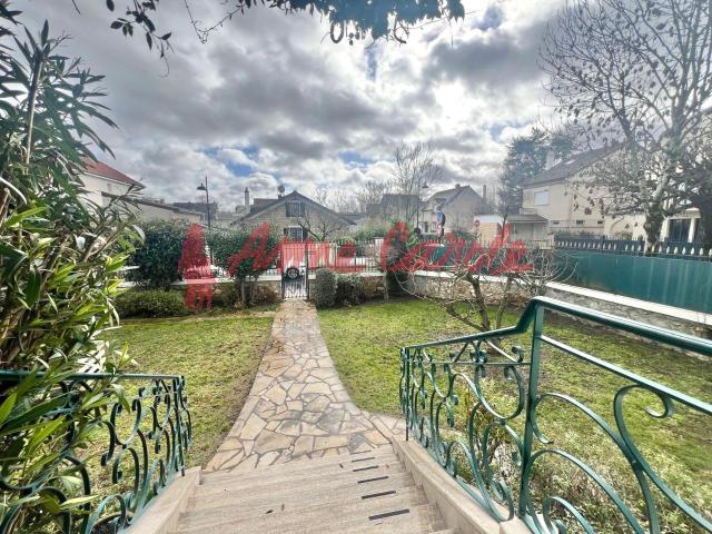 Maison idéalement située 220m2 habitable sur une parcelle de 390m2