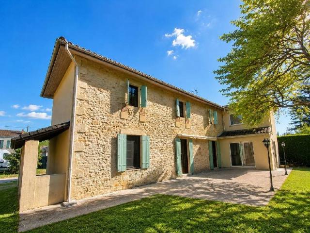 Maison Idéalement située en plein cur de Lalinde, avec le. 168m² Lalinde