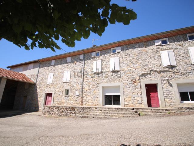 Maison, Ilhat