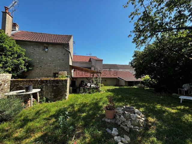 Maison, Issou