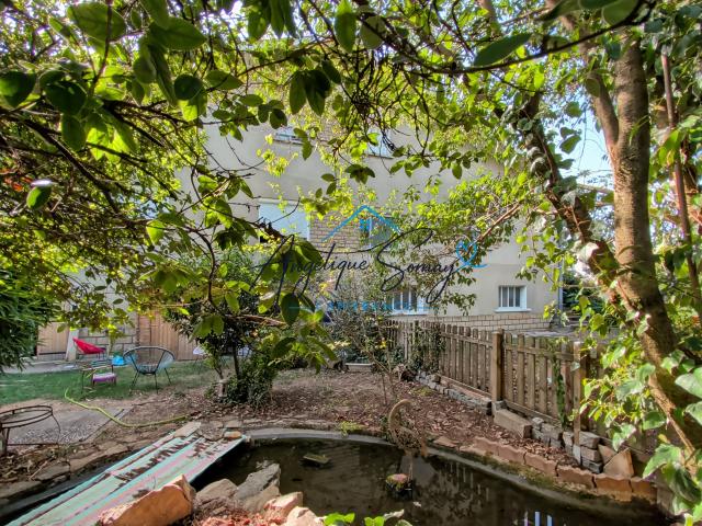 Maison avec jardin arboré, mezzanine et grand garage.VAULX EN VELIN