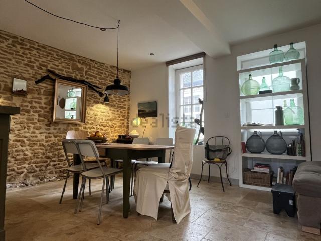 Maison, Ommoy