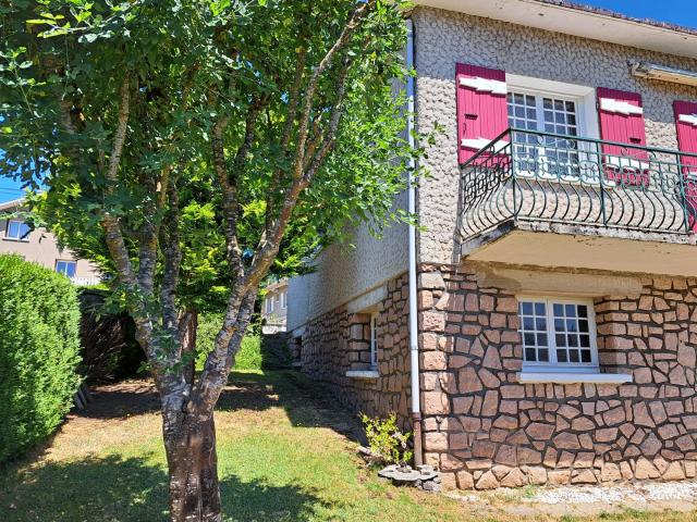Maison de ville sur 888 m2 de terrain au calme