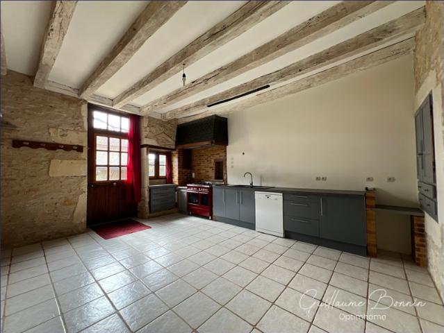 Maison 7 pièces, 5 chambres Longère rénovée de 230m² avec cour et jardin à 35mn de Poitiers