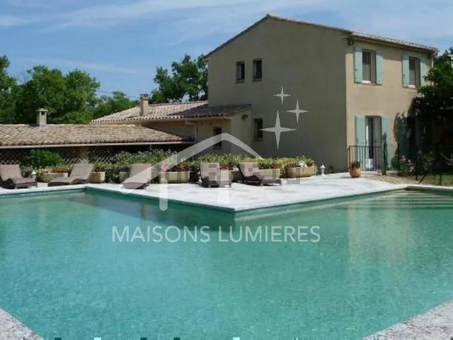 Maison, Lacoste