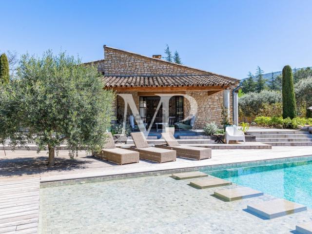 Maison, Lacoste
