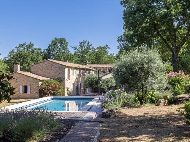 Maison, Lacoste
