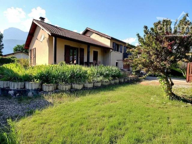 Maison, Le Champ près Froges