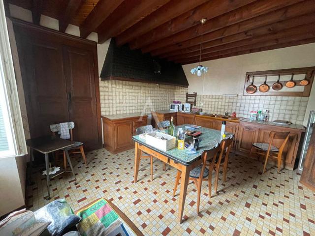Maison Le Genest Saint Isle en pierres