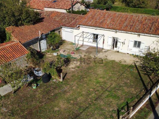 Maison, Les Adjots