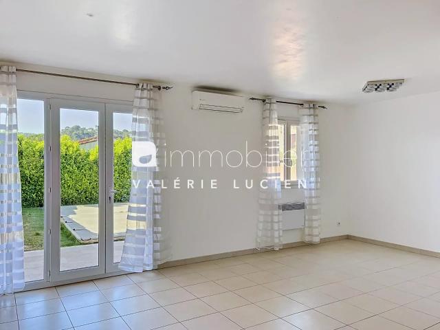 Maison lumineuse avec piscine et terrasse