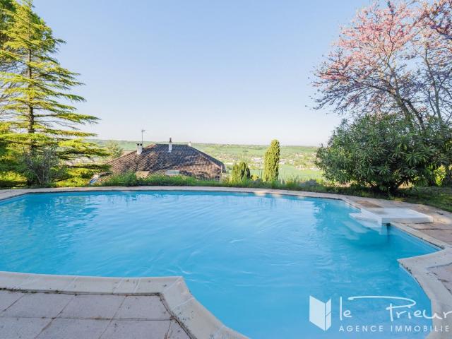 Maison lumineuse avec vue dominante, piscine, 2 garages et g. 143m² Puygouzon