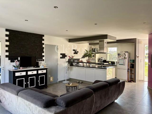 Maison lumineuse de quatre chambres avec piscine et vues pan. 126m² Miramont de Guyenne