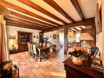 Maison lumineuse de 7 pièces avec garage et sous sol total