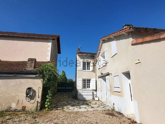Maison, Lussac les Châteaux