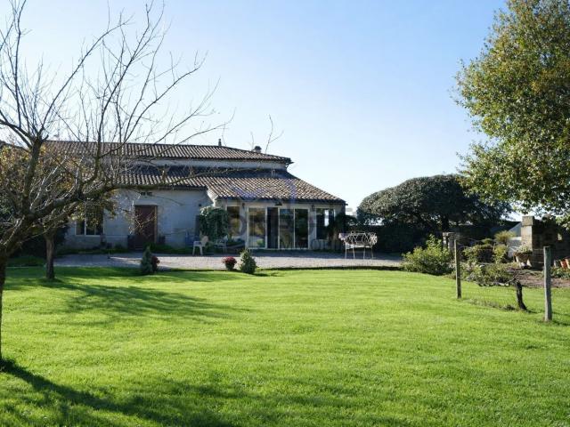 Maison, Mouliets et Villemartin