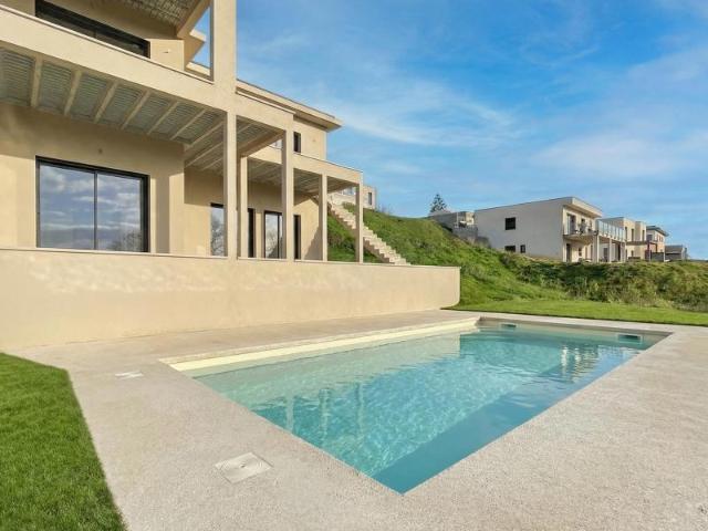 Maison Moderne 3 Chambres Dont 1 suite Parentale Garage Buanderie Piscine Magnifique vue dégagée