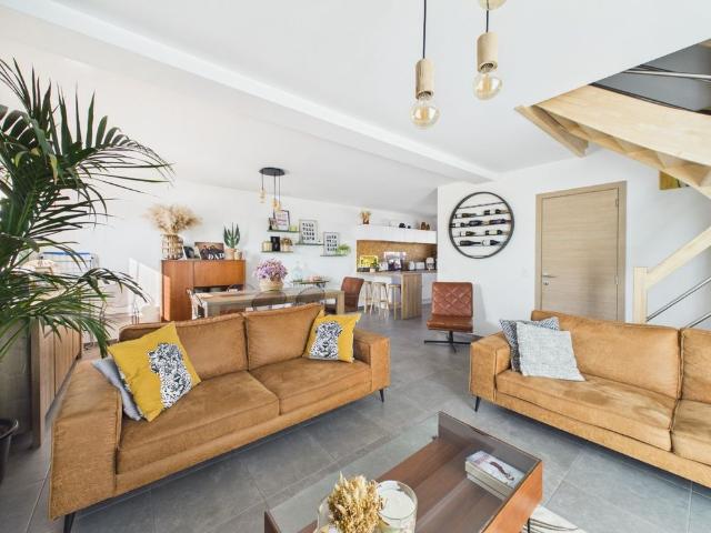 Maison moderne, 3 chambres et jardin. Situation idéale