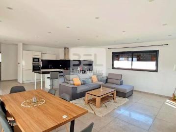 Maison moderne à Saint Quentin la Poterie avec piscine