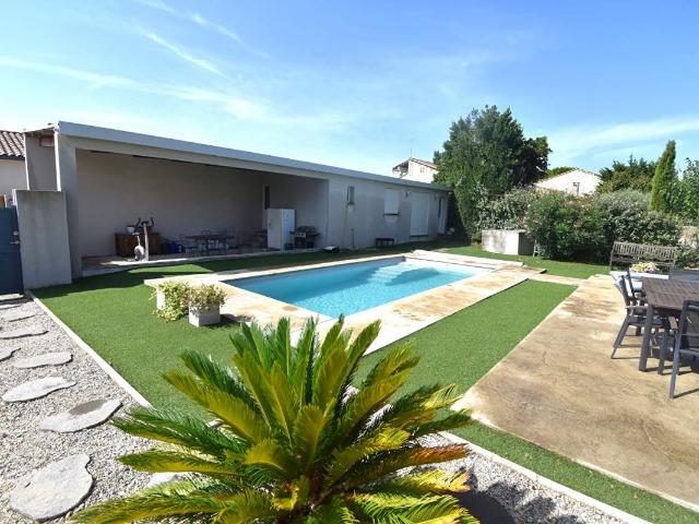 Maison Moderne avec maisonnette et piscine