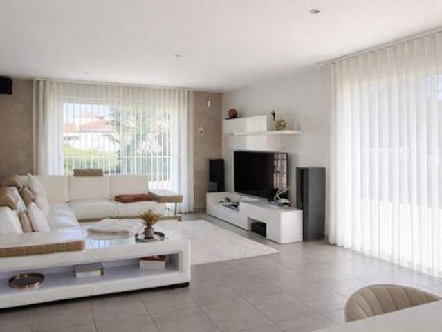 Maison moderne avec bel extérieur aménagés