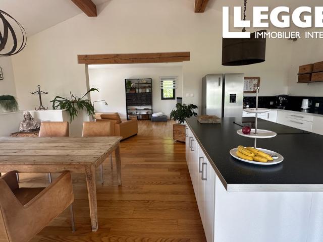 Maison moderne avec piscine, gîte et terrasses, à pied du village et commerces