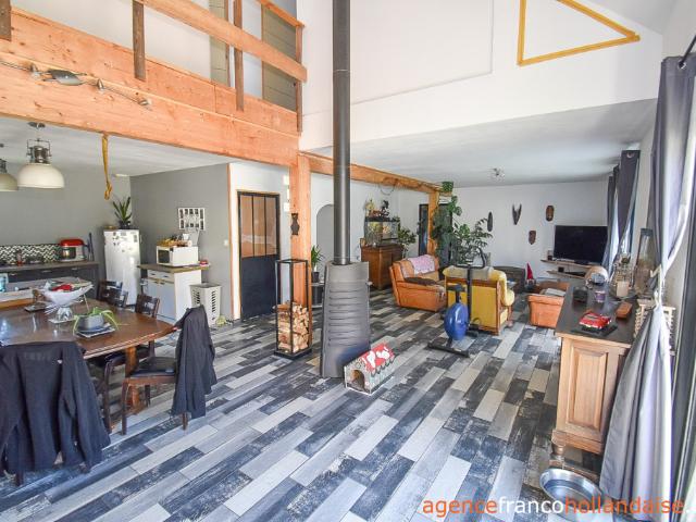 Maison moderne avec piscine et étang de pêche