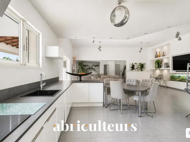 Maison moderne avec prestations haut de gamme en vente à Septèmes les Vallons 13240