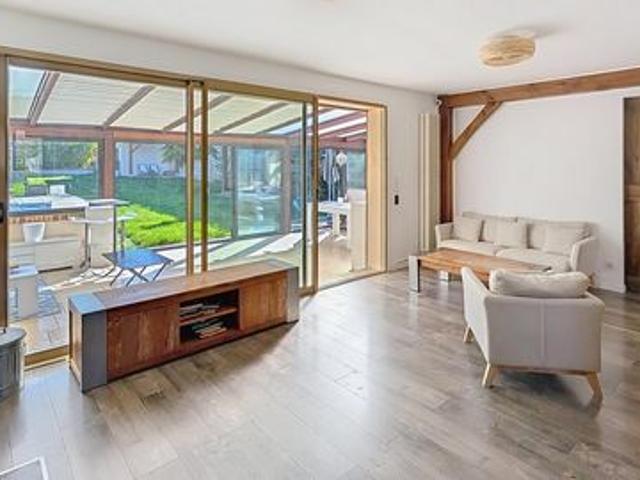 Maison moderne cinq chambres avec spa et dépendance