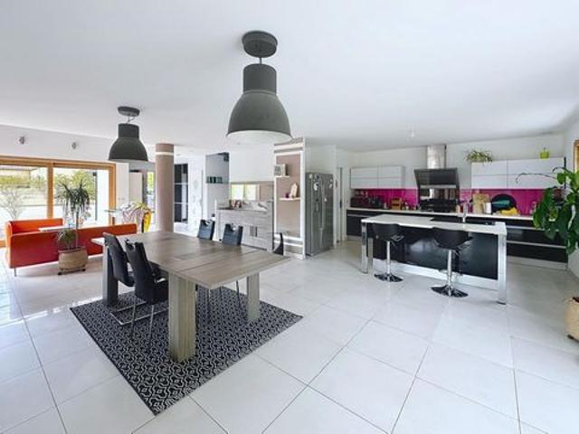 Maison moderne de 220 m2 avec piscine