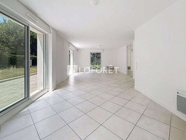 Maison moderne de 285 m² avec jardin à La Celle Saint Cloud
