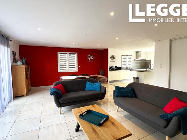 Maison moderne de plain pied avec 3 chambres, jardin, terrasses et belle vue, à quelques pas des commodités