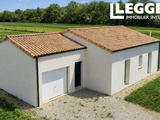 Maison moderne individuelle classée A avec garage et jardin de bonne taille, située entre Ruffec et Civray