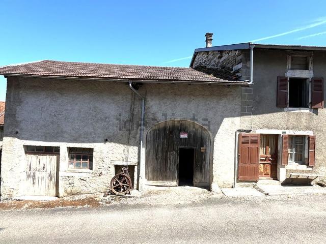 Maison, Montlainsia