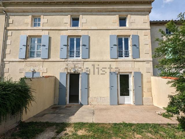 Maison, Magné
