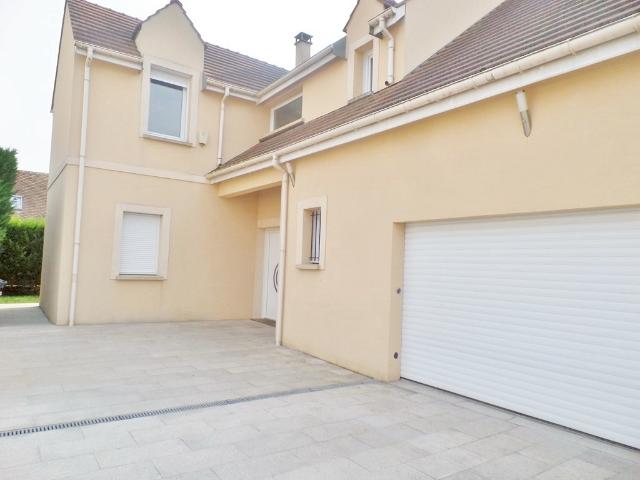 Maison meublée 6 pièces, 196,78 m2 hab, terrain env. 600 m2, garage.