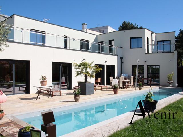 Maison 8 pièces 274 m²