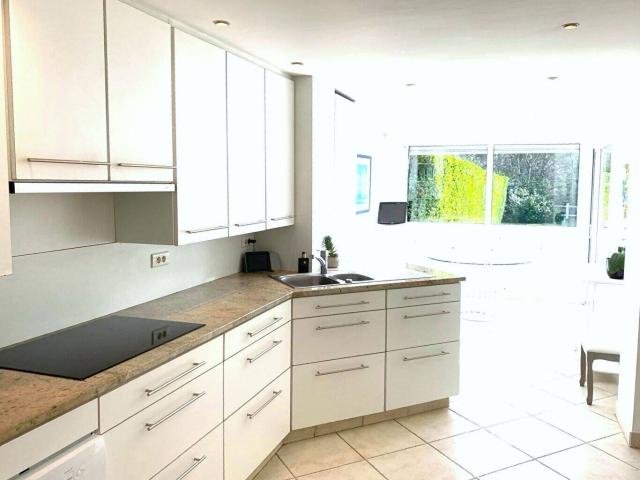 Maison meublée 200 m² avec jardin, cave et stationnement, 4 cha