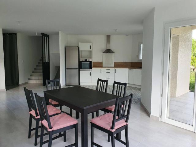 Maison meublée T5 neuve 2023. ROCHE 38 LE SAUNIER. Dispo: 1ier octobre