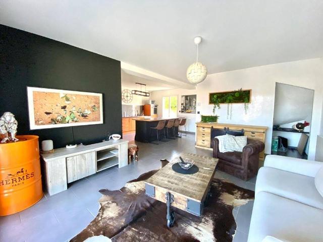 Maison meublée avec piscine & jacuzzi – Toutes charges comprises – 2 000 €/mois