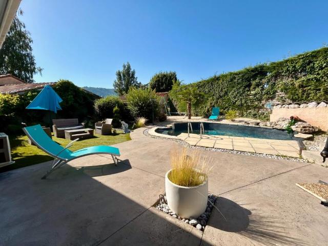 Maison meublée de plain pied avec piscine