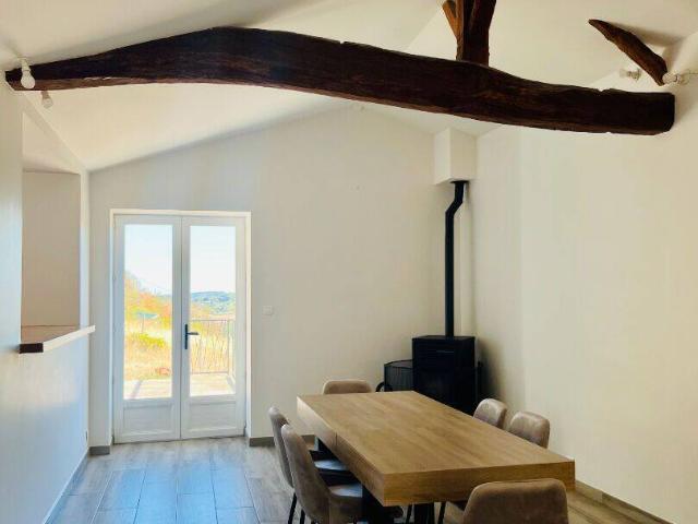 Maison meublée en pierres dorées rénovée avec jardin, terrasse