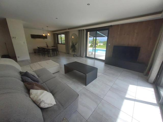 Maison meublée moderne avec piscine chauffée – Rives 38