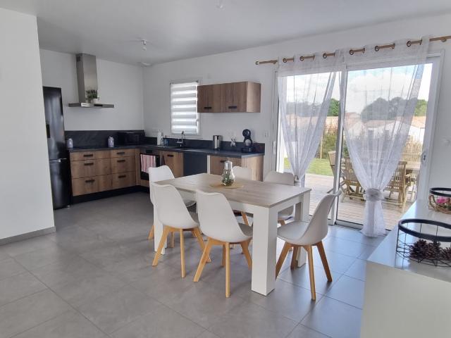 'Maison meublée récente 3 chambres avec garage et terrasse'