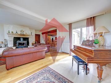 Maison meulière pleine de charme à fort potentiel située en plein centre d'Orgeval