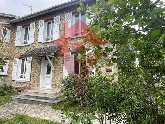 Maison meulière pleine de charme à fort potentiel située en plein centre d'Orgeval