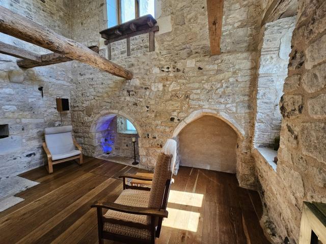 Maison médiévale entièrement restaurée 380 000 €. Pas de fra. 200m² Charroux