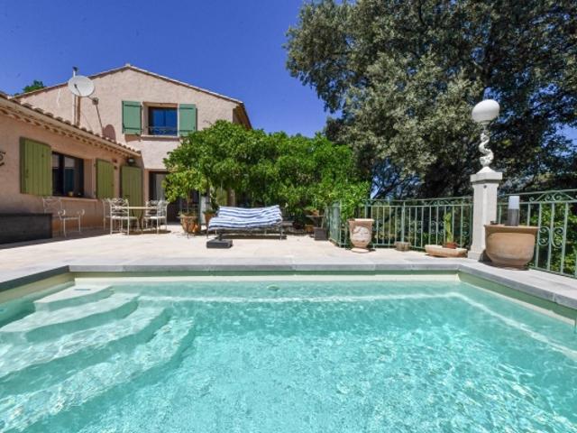 Maison méridionale de 175 m² avec jardin clos de 4.908 m² et piscine