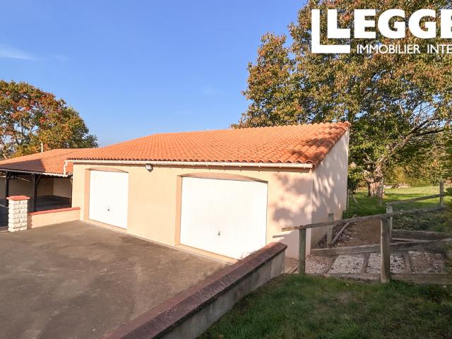 Maison Mervent année 2001 de 126 m², 4 chambres, terrain clos de 3775 m², piscine chauffée, climatisation