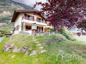 Maison mitoyenne au calme avec terrasse et garage